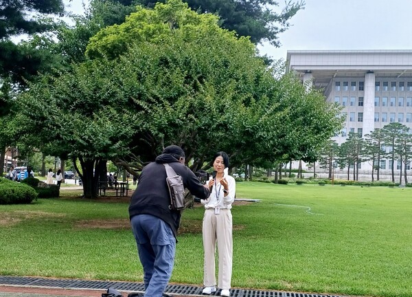 한 외신 기자가 국회 에서 리포팅을 하고 있는 모습.[출처=ebn]