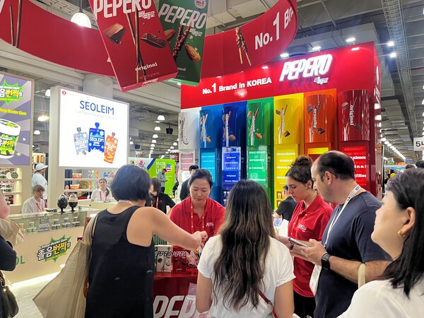 롯데웰푸드는 최근 미국 뉴욕 자비츠 센터(Javits Center)에서 개최된 ‘2025 서머 팬시 푸드쇼(Summer Fancy Food Show)’에 참가해 대표 브랜드 ‘빼빼로’를 비롯한 K-스낵 홍보를 펼쳤다. [출처=롯데웰푸드]