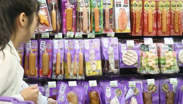 이달부터 커피·우유·안주류·에너지바 등 서민 생활과 밀접한 식품 가격이 줄줄이 오른다. 편의점을 중심으로 체감도 높은 가격 인상이 이어지지만 정부는 여전히 유통망 점검과 한시적 관세 조정에만 머무른 대응을 반복하며 소비자들의 불만이 커지고 있다. 소비자가 서울의 한 CU 편의점에서 제품을 고르고 있다. [출처=연합뉴스]