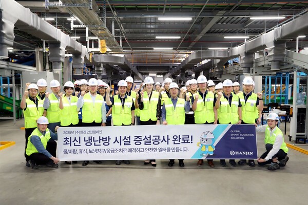 한진 조현민 사장, 노삼석 대표이사 사장이 대전메가허브에 냉·난방 설비 증설을 기념하며 임직원들과 함께 기념사진을 촬영하고 있다. 왼쪽 여섯번째부터 조현민 사장, 노삼석 대표이사 사장[출처=한진]