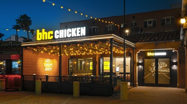 글로벌 시장에서 K-치킨에 대한 관심이 커지는 가운데 bhc가 북미와 동남아 지역을 잇는 양방향 전략에 나섰다. 조지아주 내 신규 계약을 마무리한 데 이어 아시아 핵심 거점에서의 점포 개설도 잇따르고 있다. [출처=다이닝브랜즈그룹]