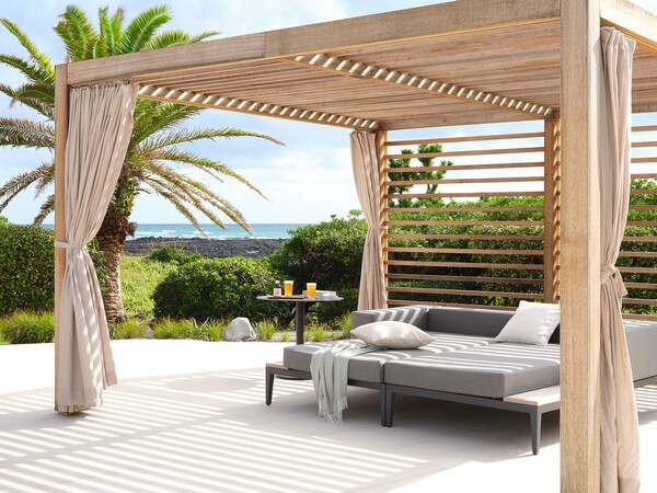 해비치 호텔앤드리조트 제주는 여름 시즌을 맞아 야외 수영장 카바나를 중심으로 한 맞춤형 휴양 패키지를 새롭게 선보였다. [출처=해비치 호텔앤드리조트]