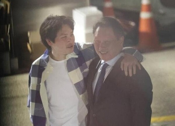 최태원 SK 회장과 아들 인근 씨.[출처=온라인 커뮤니티]