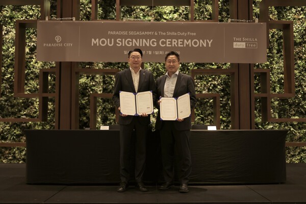 김준환 호텔신라 TR부문장(오른쪽)과 최종환 파라다이스세가사미 대표가 지난 1일 인천 영종도 소재 파라다이스시티에서 외국인 관광객 유치 활성화를 위한 업무협약(MOU)을 체결 후 기념촬영을 하고 있다. [출처=호텔신라]