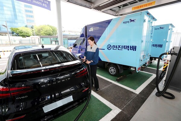 한진 조현민 사장이 지난 1일 개소한 한진 김포 전기차 충전소에서 전기차량을 충전하고 있다.[출처=한진]
