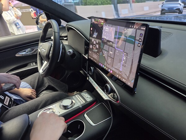 SDV 존 테스트차량에 현대차그룹 차세대 인포테인먼트 시스템 ‘Pleos Connect(플레오스 커넥트)’가 탑재된 모습 [출처=박성호 기자]