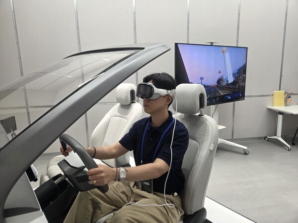 피처 개발 룸에서 시연 중인 연구원 [출처=박성호 기자]