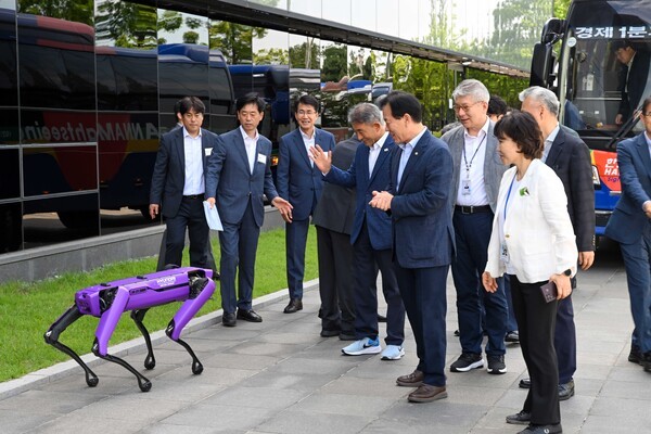 현대자동차그룹 남양연구소를 합동 방문한 국정기획위원회 경제1, 2분과위원들이 자율주행 로봇의 마중을 받고 있다.[출처=국정기획위워회]