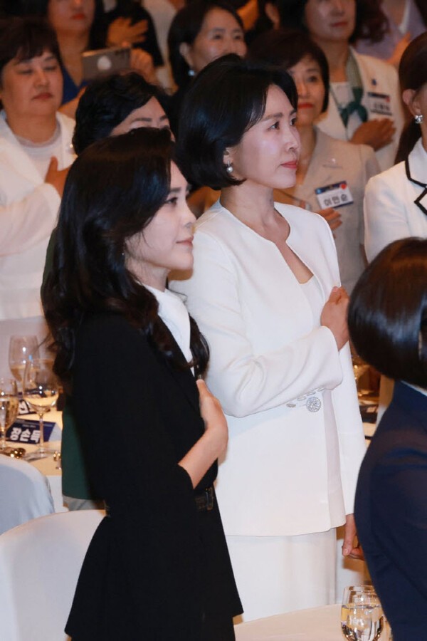 이부진 호텔신라 대표가 지난 1일 서울 신라호텔 다이너스티홀에서 열린 '제4회 여성기업주간 개막식'에 참석해 여성기업인들과 함께하는 뜻깊은 자리에 함께한 가운데, 이날 국내 첫 단독 일정으로 행사에 처음 모습을 드러낸 김혜경 여사와 나란히 앉아 눈길을 끌었다. [출처=연합]