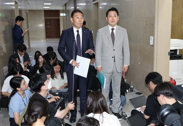 2일 서울 여의도 국회에서 국회 법제사법위원회 여야 간사인 더불어민주당 김용민 의원(왼쪽)과 국민의힘 장동혁 의원이 상법 개정안 처리에 합의한 뒤 취재진에게 합의 내용을 설명하고 있다. [출처=연합뉴스]