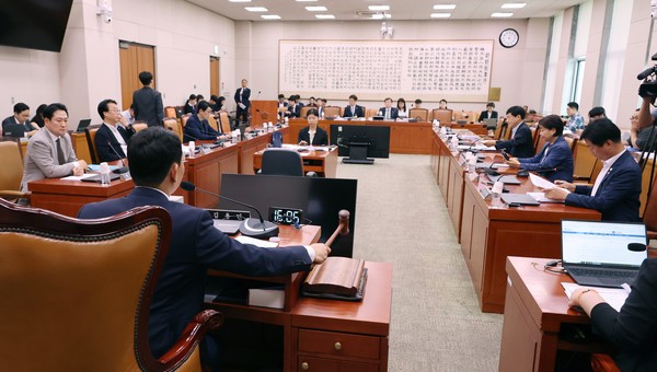 2일 서울 여의도 국회 법제사법위원회에서 여야의 상법개정안 처리 합의 이후 열린 법안심사제1소위원회의에서 더불어민주당 소속 김용민 소위원장이 안건을 상정하고 있다. [출처=연합]