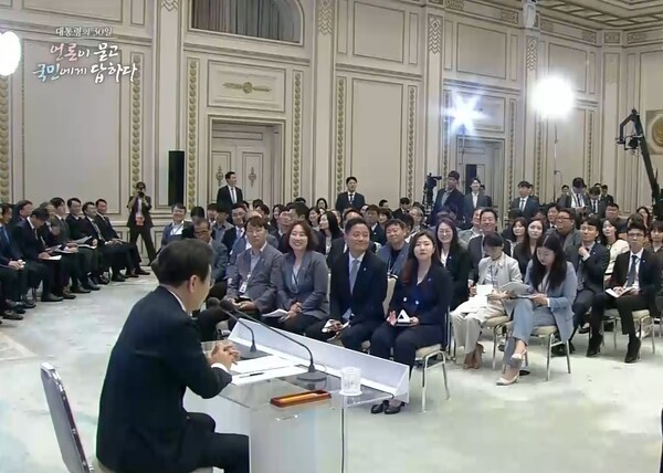 이재명 대통령은 취임 30일을 맞아 청와대 영빈관에서 '언론이 묻고 국민에게 답하다'라는 주제로 기자회견을 열고, 주 4.5일제 도입 시점에 대해 "시점을 약속하지는 못하겠다"고 밝혔다. 사진은 KTV생방송 중계 화면 갈무리.[출처=ebn]