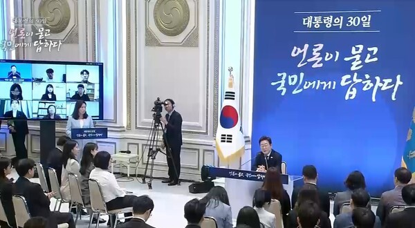 이 대통령은 남북 간 긴장 완화를 위해 "평화는 감정이 아닌 이성의 문제"라며, 지속적인 대화와 협력을 촉구했다. 접경지역의 불안을 해소하고 안보의 지속 가능성을 확보하기 위해 외교적 접근이 필수적이라는 입장을 분명히 했다. 사진은 KTV화면 갈무리. [출처=rbn]