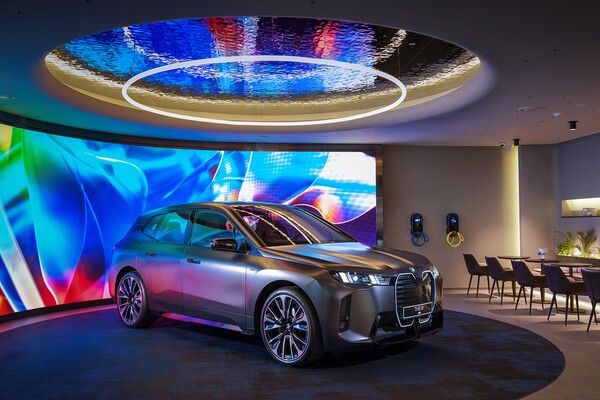 서울 중구 BMW 차징 허브 라운지에 전시된 뉴 iX M70 xDrive [출처=BMW 코리아]