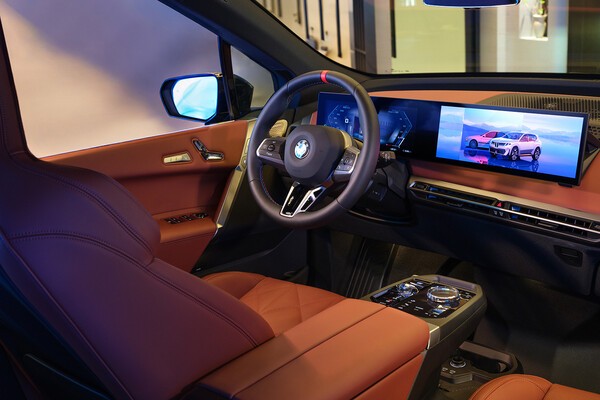 서울 중구 BMW 차징 허브 라운지에 전시된 뉴 iX M70 xDrive [출처=BMW 코리아]