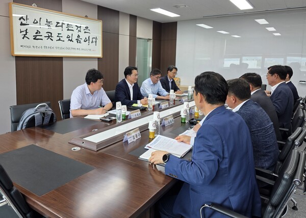 김종구 농림축산식품부 식량정책실장이 대전충남양돈농협 포크빌 축산물공판장을 방문해 여름철 축산물 수급 상황을 점검하고 있다. [출처=농식품부]