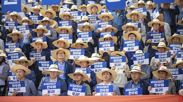 지난해 5월 국회 본청 앞에서 개최된 한우산업 지원법 통과 및 농축산물 가격 안정제 도입 결의대회 모습. [출처=전국한우협회]