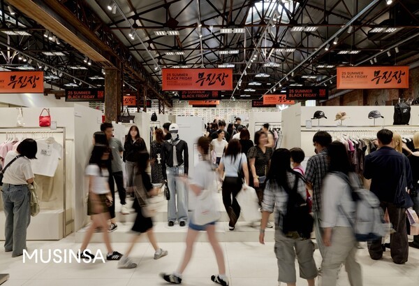 패션 플랫폼 무신사가 올해 상반기 오프라인 시장에서 누적 판매액 1000억원을 돌파하는 성과를 올렸다. [출처=무신사]