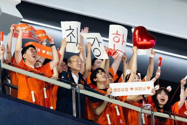한화그룹 김승연 회장이 임직원들과 함께 경기를 관람하고 있다. [출처=한화그룹]
