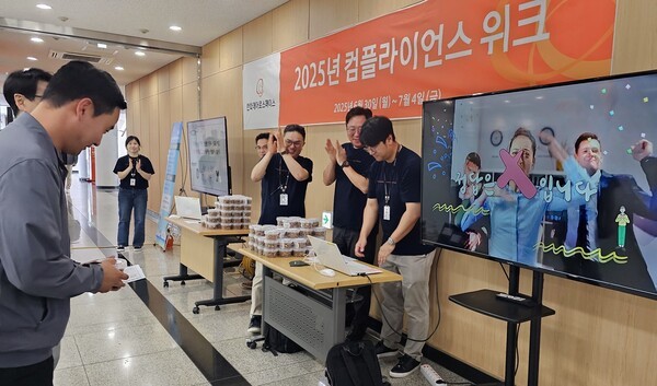 한화에어로스페이스 임직원들이 지난 2일 아산사업장에서 진행된 '컴플라이언스 위크' 행사에 참여하고 있다.[출처=한화에어로스페이스]