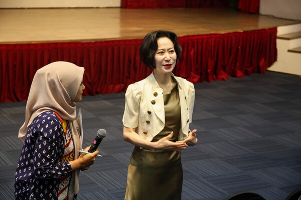 롯데장학재단 장혜선 이사장이 지난 2일 인도네시아 자카르타에 위치한 롯데몰 자카르타 ‘Ice Palace’에서 열린 '신격호 롯데 글로벌 장학금 수여식'에 참석했다. [출처=롯데장학재단]