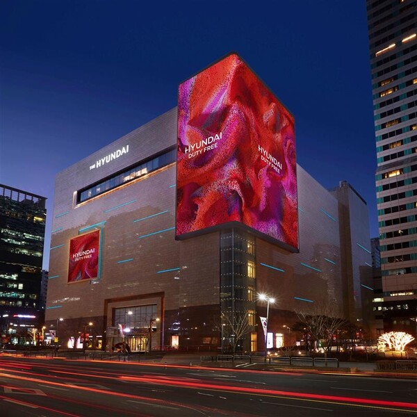 현대백화점면세점의 이번 개인정보처리방침 개정과 AI 안면인식 자판기 ‘스마트 셀러’신기술 투입은 정보 보호 규제 대응과 디지털 편의성 확대라는 투트랙 전략으로 읽힌다. 특히 인도장 운영권 철회와 AI 자판기 시범 도입은 면세산업이 더 이상 ‘상품 중심’이 아닌 ‘데이터·접점 중심’으로 이동하고 있다는 결정적 신호다. 향후 수익구조 재편, 협회 역할 재조정, 무인화 모델 확산까지 업계 전반에 파장을 미칠 수 있다. 현대백화점면세점, 무역센터점 전경. [출처=현대백화점면세점]