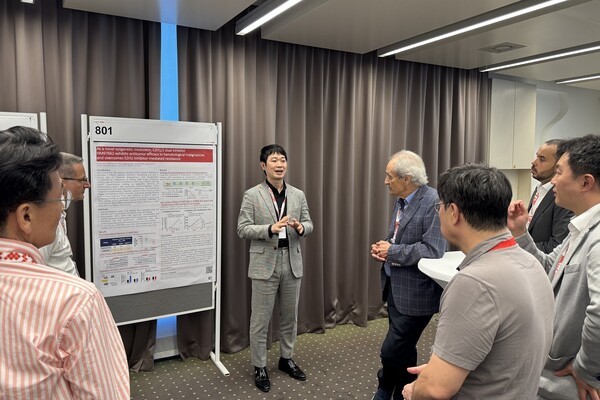노영수 한미약품 ONCO임상팀 이사(가운데)가 지난 6월 17일(현지시각) 스위스 루가노에서 열린 국제림프종학회(ICML 2025)에서 세계적 종양학자이자 ICML 학회장인 프랑코 카발리(Franco Cavalli) 박사(왼쪽 네 번째)를 비롯한 참석자들에게 HM97662의 연구 현황이 담긴 포스터 내용을 설명하고 있다. [출처=한미약품]