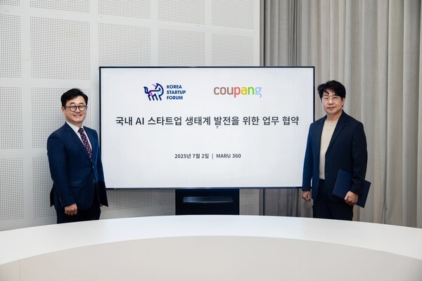 전경수 쿠팡 전무(우)와 구태언 코리아스타트업포럼(좌) 부의장이 업무협약 기념 사진촬영을 하고 있다. [출처=쿠팡]