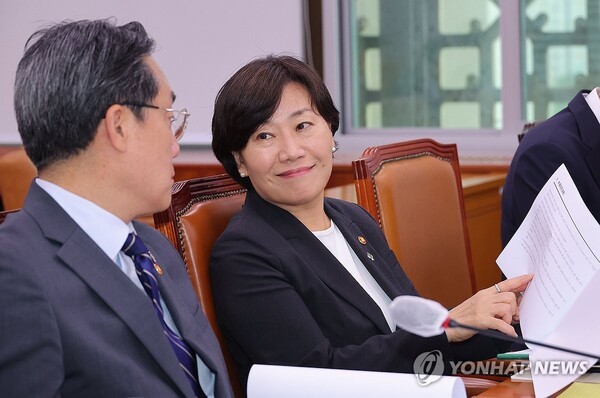 이재명 정부에서 유임된 송미령 농림축산식품부 장관이 26일 국회에서 열린 농림축산식품해양수산위원회 전체회의에 참석해 강도형 해양수산부 장관과 추경 예산안 관련 대화를 나누고 있다. [출처=연합뉴스]