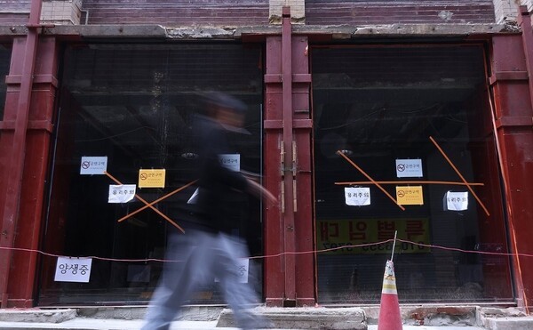 지난해 폐업 신고를 한 사업자가 사상 처음으로 100만명을 넘어섰던 것으로 나타났다. 경기 침체와 소비 부진, 고금리 여파로 자영업자들의 어려움이 극심해진 결과다. [출처=연합]