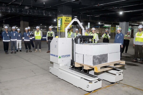 삼성물산-현대건설 '스마트 자재 운반 로봇' 기술 시연회[출처= 삼성물산]