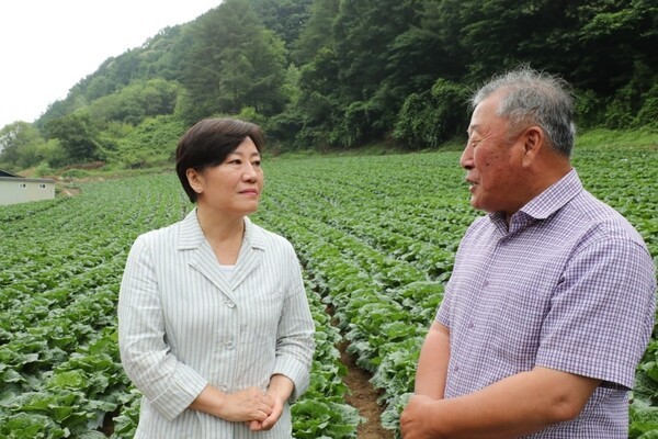 농업인 격려하는 송미령 장관. [출처=농식품부]