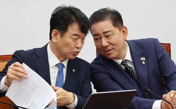 지난 3일 국회에서 열린 신탁사기 피해자 구제를 위한 사회적 협약식에 참석한 문진석 더불어민주당 원내운영수석부대표(사진 왼쪽)가 김병기 당 대표 직무대행 겸 원내대표(사진 오른쪽)와 대화를 나누고 있다. [출처=연합]