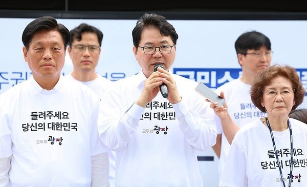 대통령 직속 국정기획위원회(위원장 이한주)가 오는 8일부터 10일까지 호남권에서 '버스로 찾아가는 모두의 광장'을 운영한다고 밝혔다. 사진은 '버스로 찾아가는 모두의 광장' 출정식 모습.[출처=연합]