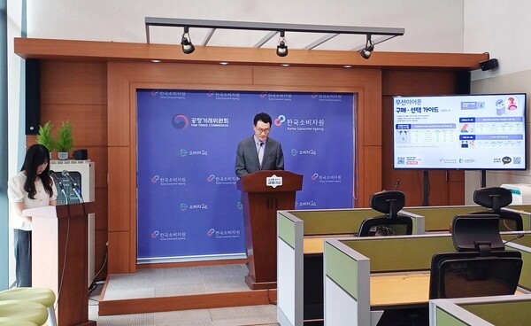 백승일 한국소비자원 디지털정보통신팀장은 7일 공정거래위원회 브리핑에서 "일부 제품은 최대 음량이 안전 기준을 초과해 소비자 주의가 요구된다"고 말했다.[출처=ebn]