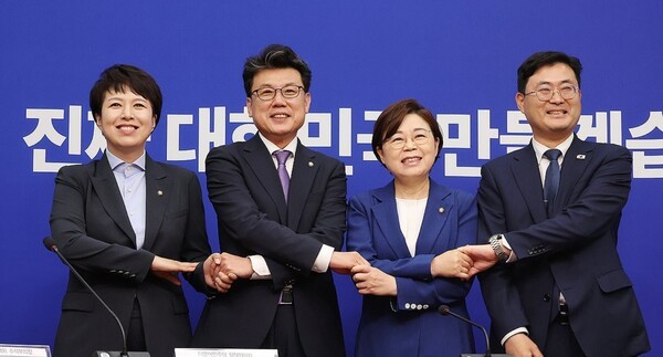 7일 국회에서 열린 '민생공약 협의체'추진 회동에 참석한 김은혜 국민의힘 정책수석부대표, 진성준 더불어민주당 정책위의장, 김정재 국민의힘 정책위의장, 이정문 더불어민주당 정책위 수석부의장(사진 왼쪽부터). [출처=연합]