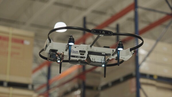 HMGMA 내 통합물류센터(CC)의 재고관리에 투입 된 자율비행드론의 모습.[출처=현대글로비스]