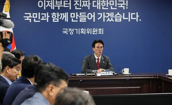 김민석 국무총리가 국정기획위원회 전체회의에 참석해 국정 운영 방향을 제시하고 핵심 과제 추진을 당부했다. [출처=연합]