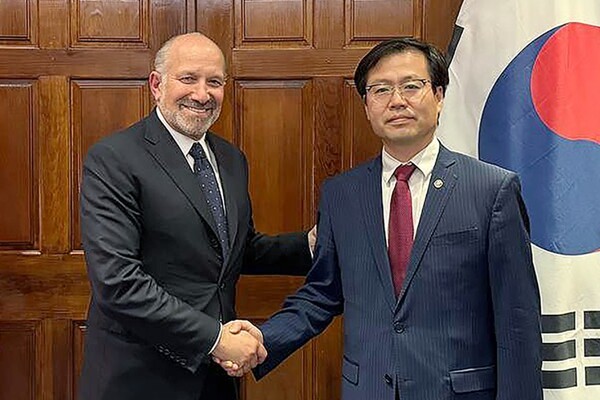 7일 미국 워싱턴DC 상무부에서 하워드 러트닉 미국 상무부 장관(사진 왼쪽)을 만난 여한구 산업통상자원부 통상교섭본부장(사진 오른쪽)이 악수를 나누고 있다. [출처=산업통상자원부]