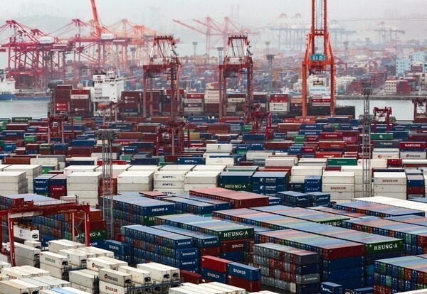 항만에 수출입 컨테이너가 쌓여 있는 모습. [출처=연합]