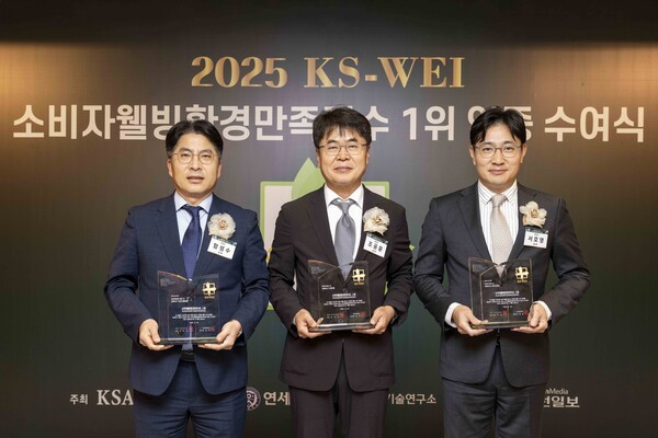 KCC가 ‘2025 소비자웰빙환경만족지수(KS-WEI)’에서 창호재, 친환경 페인트, 천장재 등 총 3개 부문에서 1위를 차지하며 최다 수상 영애를 안았다. [출처=KCC]