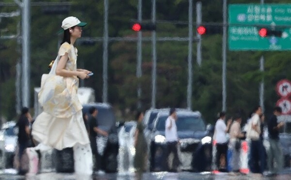 국정기획위원회는 최근 고온 다습한 동풍의 영향으로 전국 대부분 지역에 폭염특보가 발효됨에 따라, 행정안전부를 중심으로 범정부 차원의 대응 상황을 점검했다. [출처=연합]