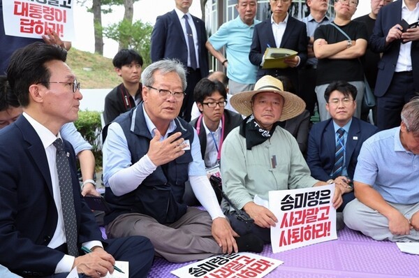 김민석 국무총리가 지난 4일 서울 용산 대통령실 앞에서 항의 집회 중인 농민단체와 면담하고 있다. [출처=연합]