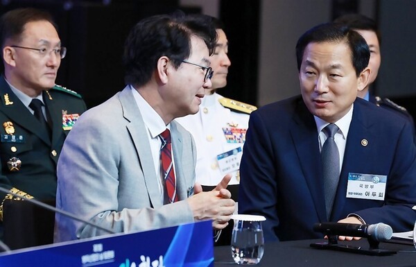 이한주 국정기획위원장(왼쪽)과 이두희 국방부 장관 직무대행(차관)이 8일 서울 그랜드 하얏트 호텔에서 열린 방위산업의 날 토론회에 참석해 대화하고 있다.[출처=연합]