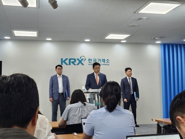 이윤수 증권선물위원회 상임위원이 9일 서울 한국거래소에서 '자본시장 불공정거래 근절 실천방안 합동브리핑' 발표하고 있다. [출처= 최수진 기자]