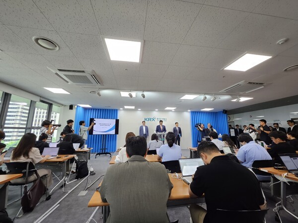 9일 한국거래소에서 열린 '자본시장 불공정거래 근절 실천방안' 합동브리핑에서 이승우 금융감독원 부원장보(왼쪽부터), 이윤수 금융위원회 증권선물위원회 상임위원, 김홍식 한국거래소 시장감시위원장이 기자들의 질문에 답변하고 있다. [출처= 최수진 기자]