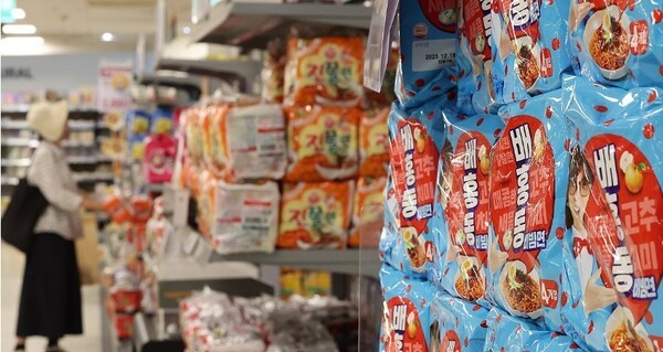 정부와 식품·유통업계의 먹거리 물가 부담을 낮추기 위한 이번 대규모 할인 행사는 단기적 체감 물가 완화엔 도움이 될 수 있으나 가격 인상 후 세일 반복이라는 구조적 한계와 불신을 해소하기엔 역부족이다. 이벤트성 세일 중심의 물가 안정은 오히려 소비자의 신뢰를 떨어뜨릴 수 있으며, 중장기적으로는 유통구조 투명화 및 가격 공시 제도 등 제도적 보완이 필수적이다. 서울의 한 대형마트 라면 판매대 모습. [출처=연합뉴스]