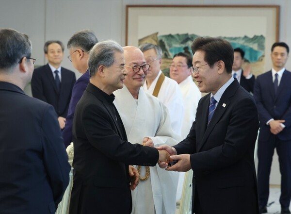 이재명 대통령이 9일 용산 대통령실에서 오찬에 참석한 종교계 지도자들과 인사하고 있다.[출처=연합]