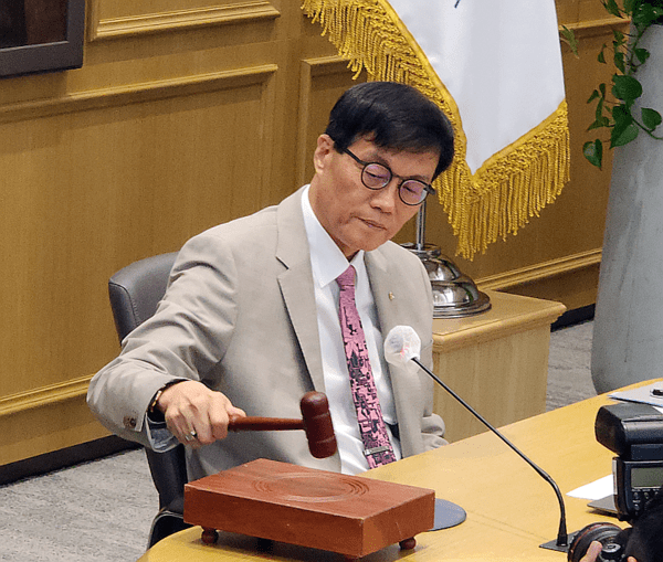 10일 서울 중구 한국은행에서 열린 금융통화위원회 통화정책방향 회의에서 이창용 한은 총재가 의사봉을 두드리고 있다. [출처=류용환 기자]