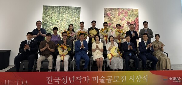 우현희 호반문화재단 이사장(앞줄 오른쪽 다섯 번째), 김상열 서울신문 회장(앞줄 오른쪽 여섯 번째), 나광호 작가(앞줄 왼쪽 세 번째), 신민정 작가(앞줄 왼쪽 여섯 번째) 및 관계자들이 10일 오후 경기 과천시 소재 호반아트리움에서 열린 ‘2025 H-EAA(HOBAN–Emerging Artist Awards)’에 참석해 기념촬영을 하고 있다. [출처=전제형 기자]